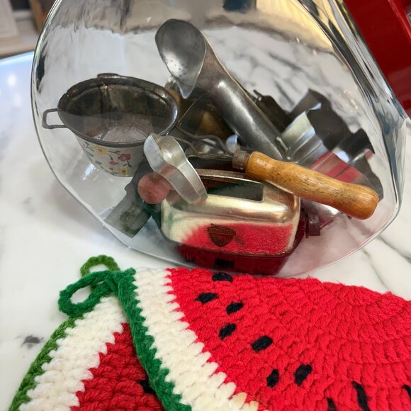 Retro Cookie jar Filled with retro kitchen utensils - Picture 5 of 17